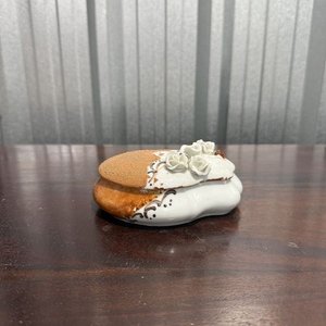 Caja Decorativa de Porcelana Artesanal con Rosas en Relieve - imagen 3