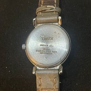 Reloj Timex Clásico con Esfera Nacarada y Correa de Cuero - imagen 6