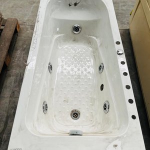 Lote siguiente: Jacuzzi de Fibra Blanca con Jets y Bomba
