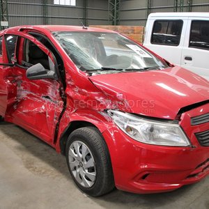 Lote siguiente: Chevrolet Onix Rojo con Daños Severos