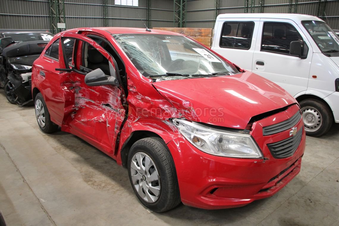 Chevrolet Onix Rojo con Daños Severos