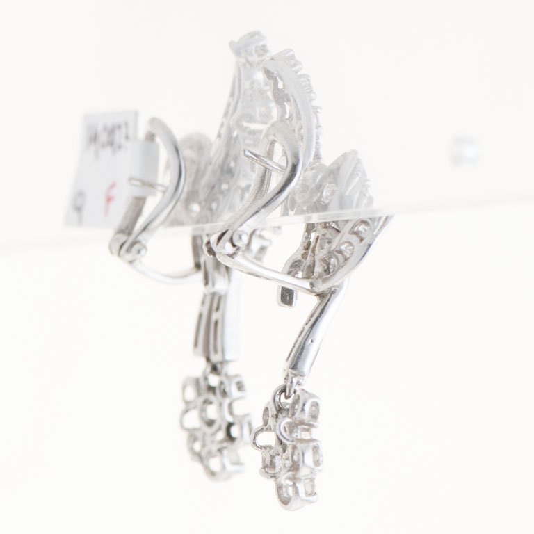 Pare de aretes de oro gris con brillantes - imagen 2