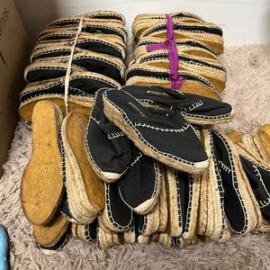 Lote de más de 60 pares de alpargatas con suela de yute, pantuflas y calzado variado - imagen 10
