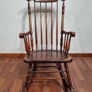 Importante Sillón Mecedor Clásico de Madera con Torneados - imagen 2