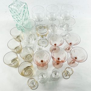 Lote de botellas, copas diferentes hialinas y color - imagen 2