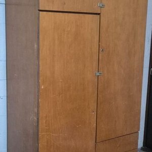Ropero de Madera con Tres Puertas, Estantes y Cajones - imagen 2