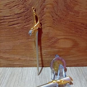 Espada Miniatura o Abrecartas con Diseño de Águila y Moneda Conmemorativa - imagen 2