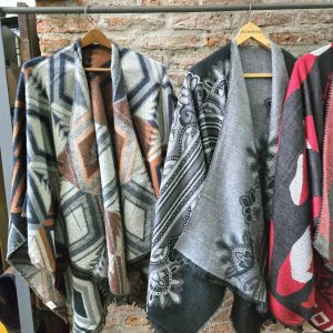 Lote de 12 Ruanas con Diseños Variados - imagen 7