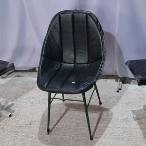 Lote anterior: Sillón Negro Tapizado con Patas Metálicas y Dos Banquetas