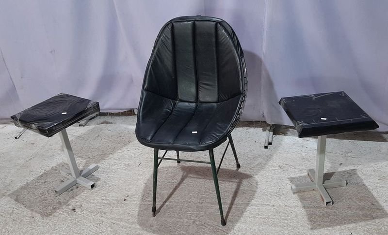 Sillón Negro Tapizado con Patas Metálicas y Dos Banquetas