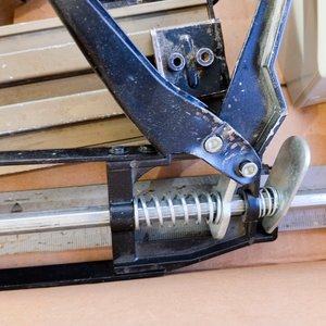 Clavadora Neumática, Metro Plegable, Pistola de Silicona y Batería 12V - imagen 4