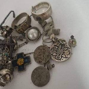 Lote de Joyas Variadas: Anillos, Dijes y Cadenas - imagen 2