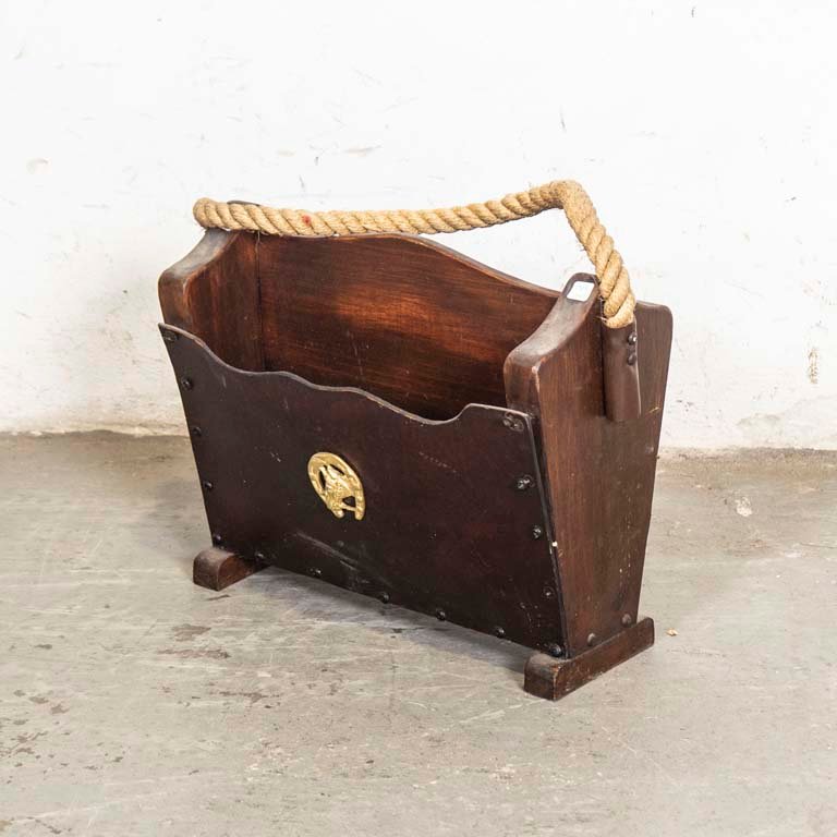 Lote anterior: Revistero de madera con detalles y suela desprendida