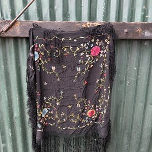 Lote anterior: Pañuelo de seda negro con bordado floral y flecos