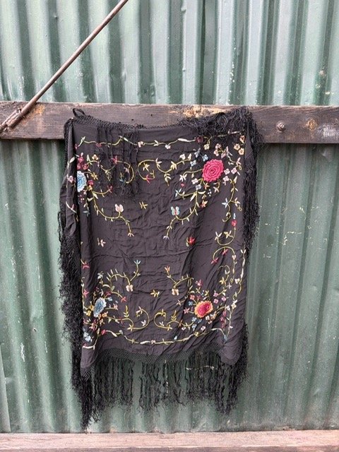 Pañuelo de seda negro con bordado floral y flecos