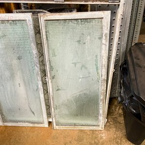 Dos piezas: dos hojas vitraux de hierro con material pegado 105 x 440 cm cada una y una ventana aluminio y vidrio con material pegado 110 x 100 cm con detalle - imagen 4