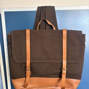 Lote siguiente: Mochila Marrón de Lona y Cuero