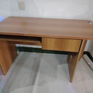 Lote anterior: Escritorio de madera con espacio para teclado, cajón y torre