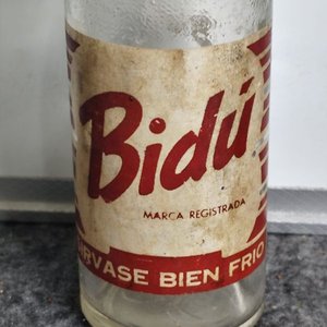 Botella Antigua de Vidrio Bidu "Sirvase Bien Frío" - imagen 2