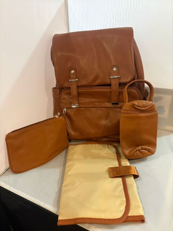 Lote siguiente: Mochila de cuero con accesorios para bebé
