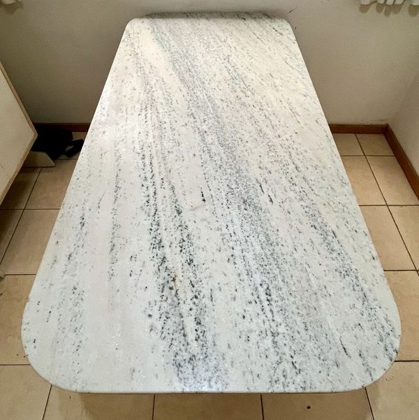 Mesa Vintage Rectangular con Tapa de Mármol Blanco y Base Cromada