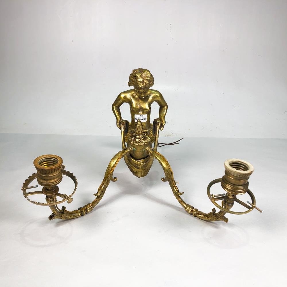 Aplique de Pared en Bronce con Figura de Niño Sosteniendo Luces