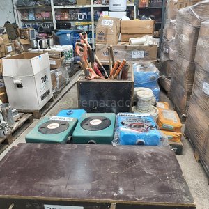 Lote de Artículos Varios: Herramientas, Materiales y Más - imagen 1