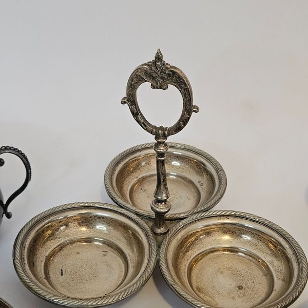 Conjunto de elementos en metal y platina, algunos sellados - imagen 3