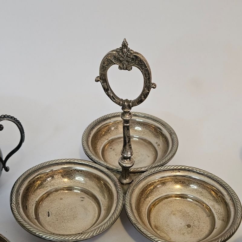 Conjunto de elementos en metal y platina, algunos sellados - imagen 3