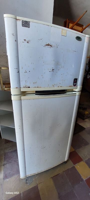 Refrigerador blanco con congelador - imagen 2