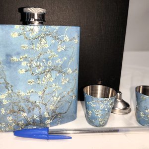 Set de Petaca y Vasos de Acero con Diseño "Ramas de Almendro en Flor" de Van Gogh - imagen 2