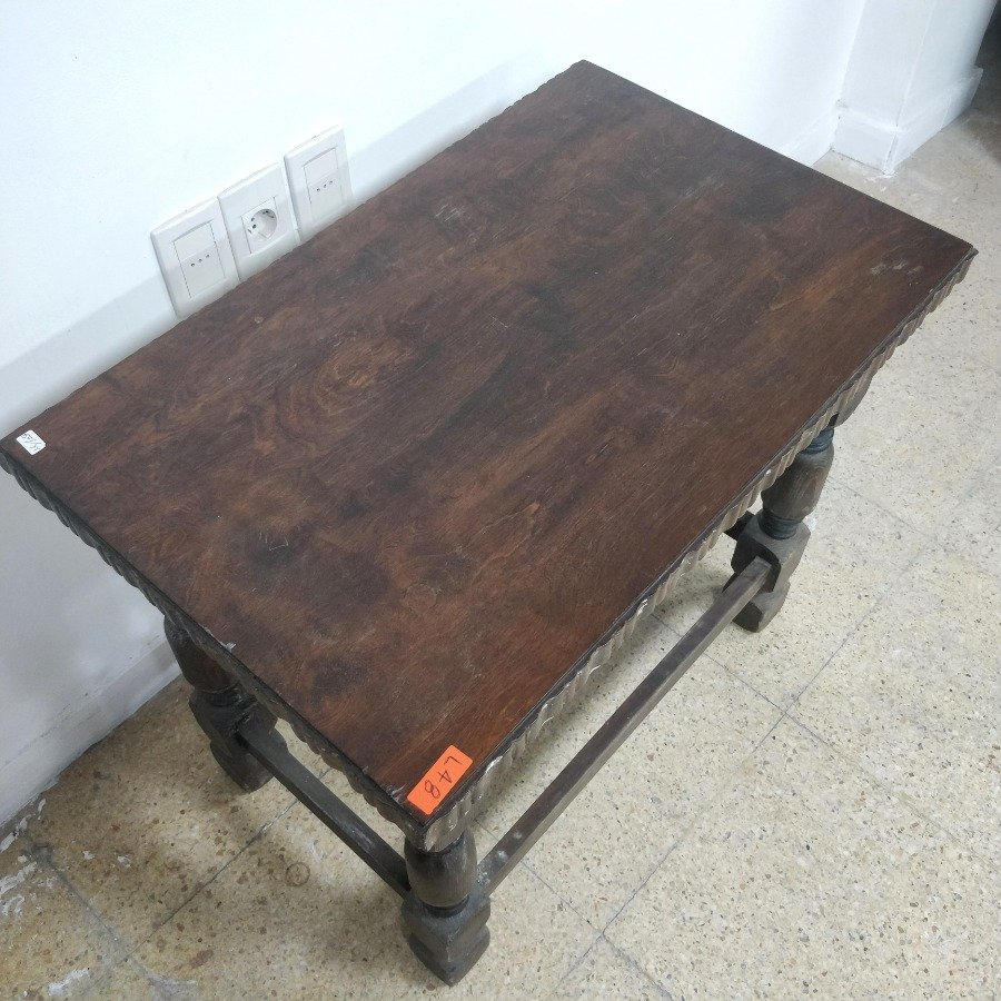 Mesa de sala en madera con patas torneadas y contorno de tapa trabajado en relieves - imagen 3