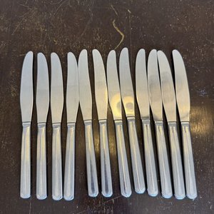 Juego de 11 Cuchillos de Mesa Acero Inoxidable con Líneas Decorativas - imagen 4