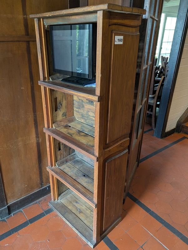 Lote siguiente: Estantería rústica en madera con cuatro compartimientos