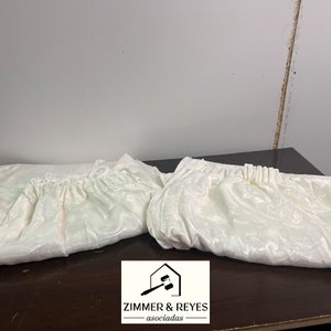Lote anterior: Dos Paños de Cortina Blancos con Diseño Floral