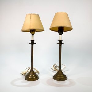 Par de Lámparas de Bronce con Pie Tallado y Pantallas Cónicas - imagen 1