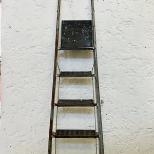 Lote anterior: Lote #038 – Escalera en madera plegable siete escalones
