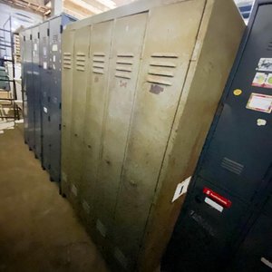 Lote anterior: Un locker metalico cinco puertas color gris 180 x 130 x 45 cm