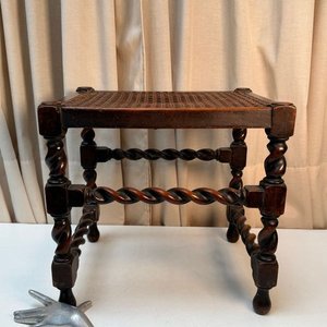 Taburete Antiguo de Madera Torneada con Asiento de Caña Fischel - imagen 1