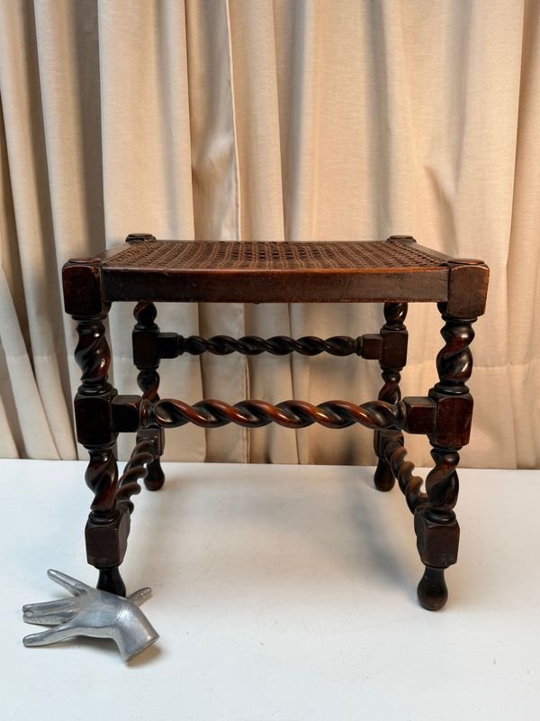 Taburete Antiguo de Madera Torneada con Asiento de Caña Fischel
