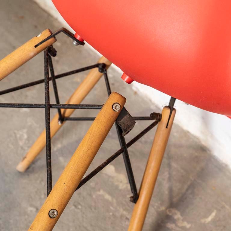 Sillas tipo Eames con asientos de PVC y patas de madera - imagen 3
