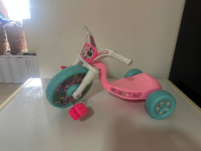 Triciclo infantil con diseño de Minnie Mouse - imagen 4