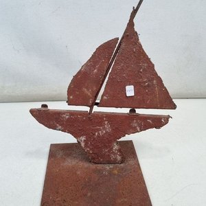 L 371 - 1 Pieza - Atractiva escultura moderna de velero en hierro patinado, con base rectangular (Medidas 25x15x30cm) - imagen 1