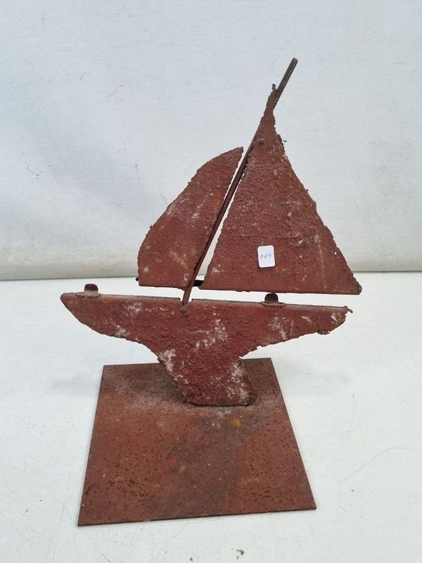 L 371 - 1 Pieza - Atractiva escultura moderna de velero en hierro patinado, con base rectangular (Medidas 25x15x30cm)