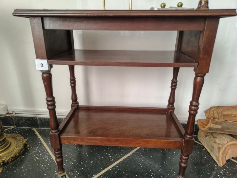 Mesa Auxiliar de Roble con Rueditas y Dos Estantes