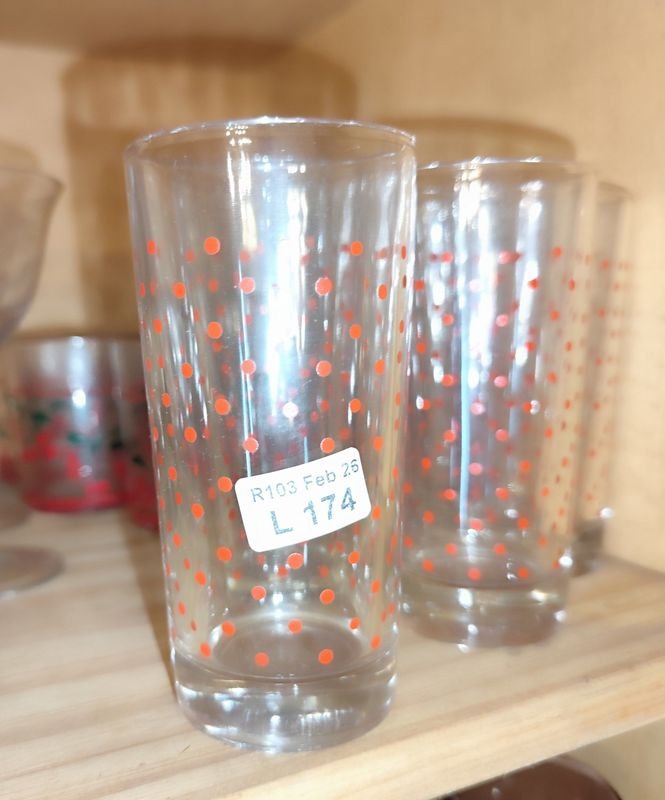 Lote siguiente: 2 conjuntos de 6 vasos coloridos: 6 altos y 6 bajos
