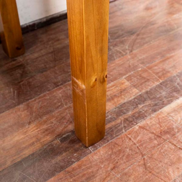 Mesa de comedor de madera con detalles en el lustre y patas rayadas - imagen 3