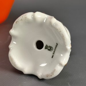 Lote de 5 piezas: Frascos de perfume, candelabro de porcelana, despojador y florero naranja - imagen 6