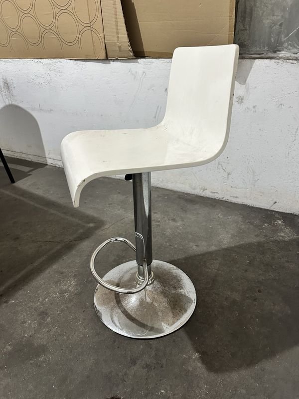 Silla blanca con altura ajustable - imagen 2