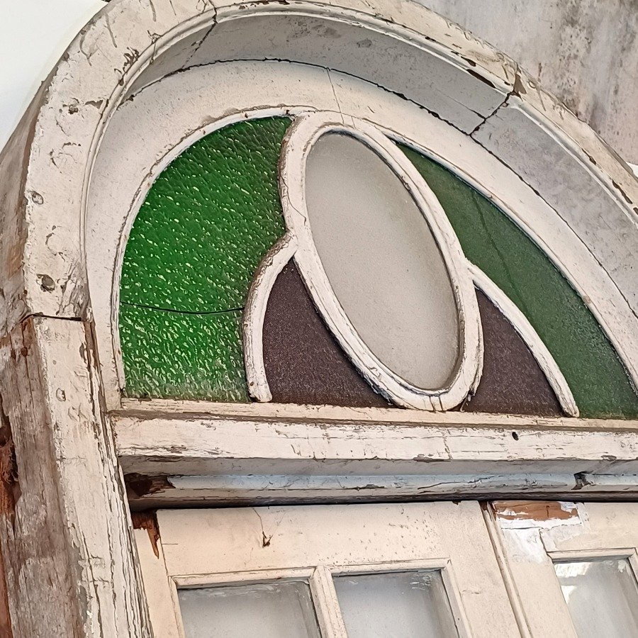Puerta de madera con ventanas y marco - imagen 6